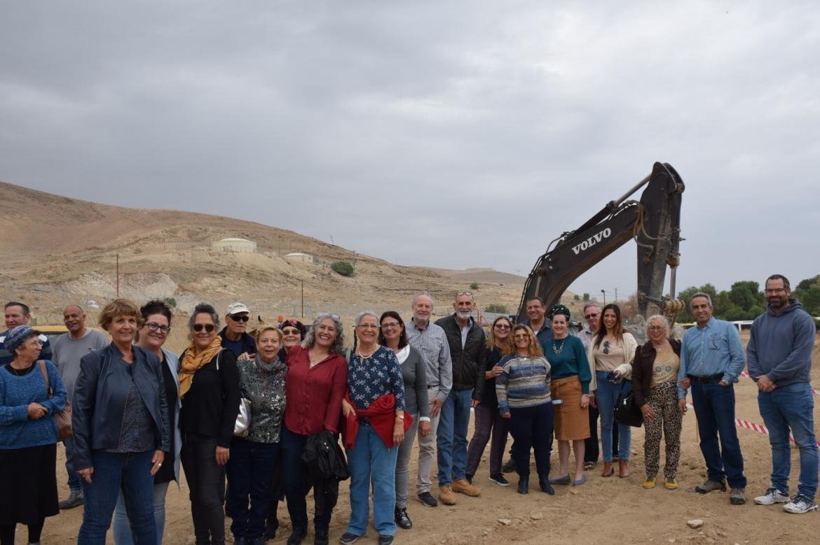 תושבים, אנשי מליאה ומועצה עומדים ליד האבן שהונחה במקום המיועד לבית לגיל השלישי