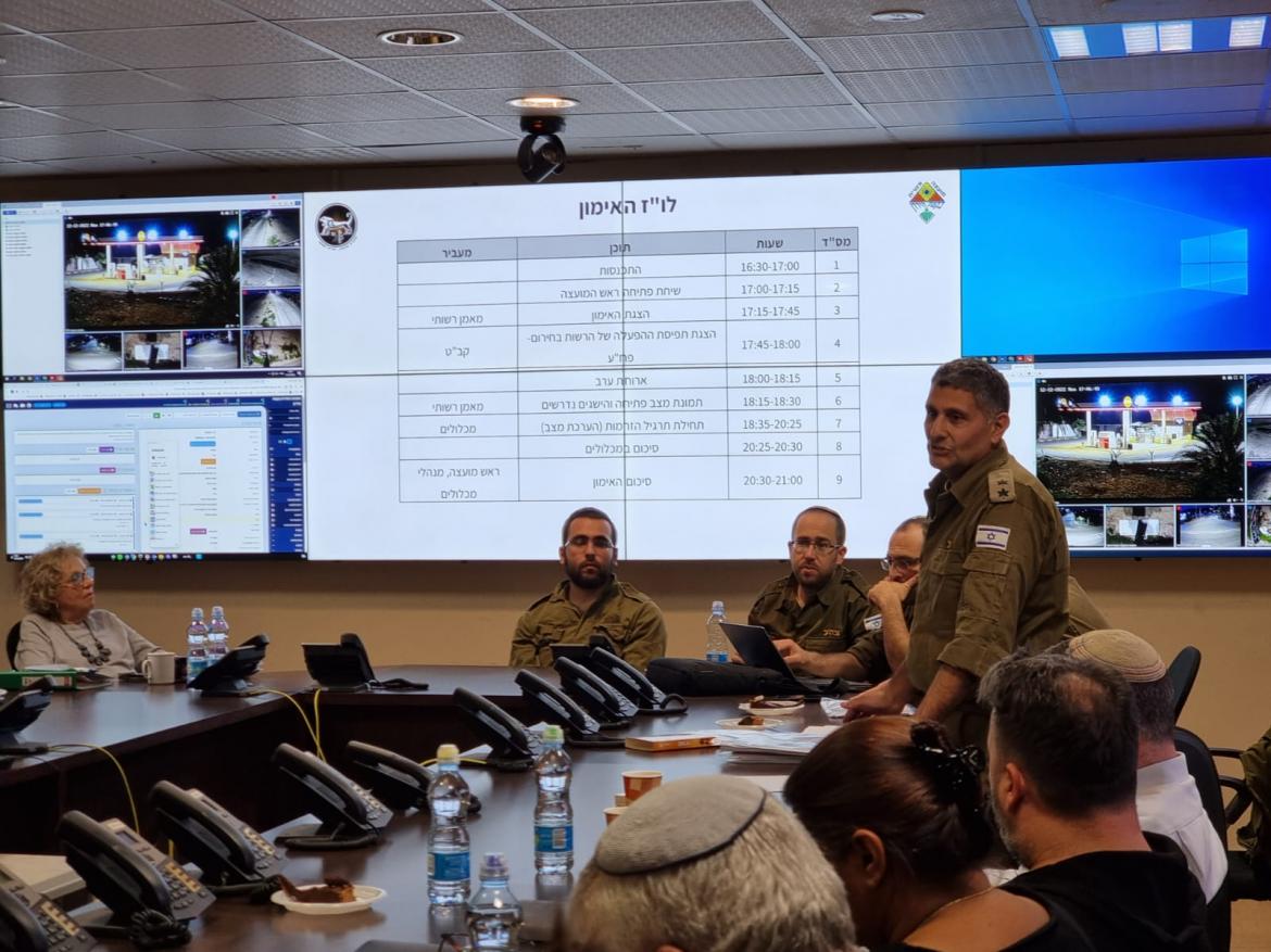 חברי ועדת מל"ח של המועצה ואנשי פקע"ר יושבים ומקשיבים למבקר מפקע"ר על האימון