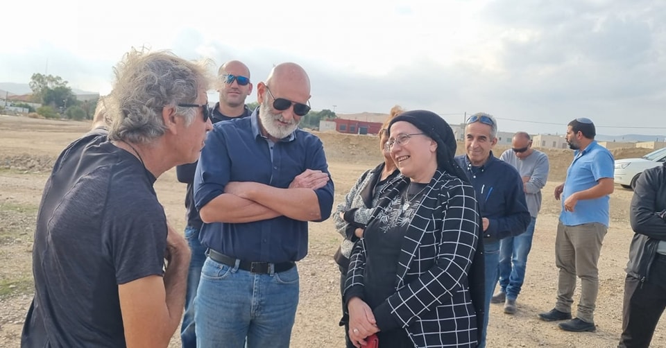 השרה סטוק וראש המועצה מקשיבים למתיישבים כשברק מנהלי מחלקות במועצה