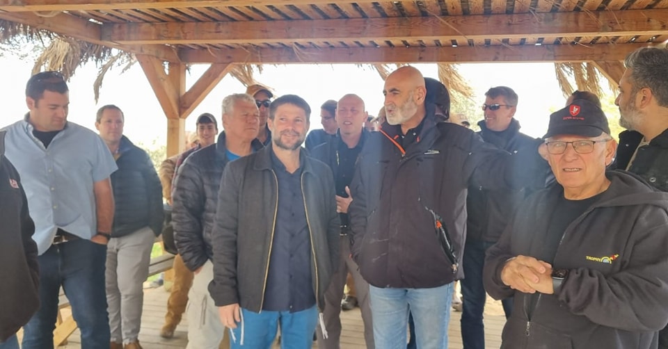 השר סמוטריץ, ראש המועצה וסיירת חרוב מסתכלים מתחת לסככת על הנוף