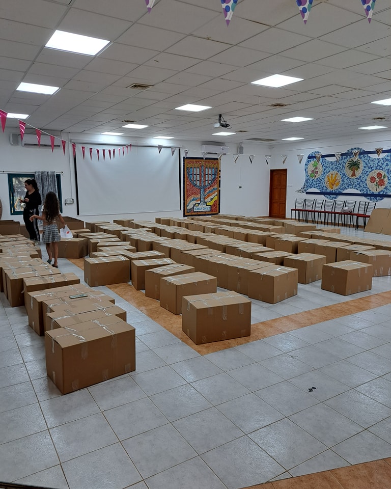 שורה של ארגזים מונחים על הרצפה ומוכנים למשלוח