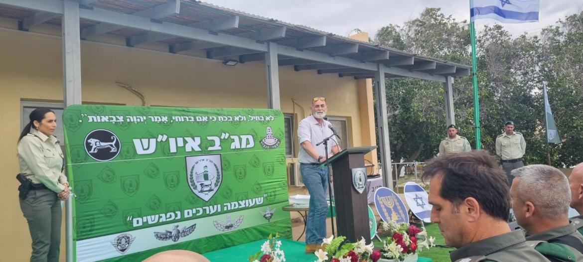 ראש המועצה נואם על הבמה