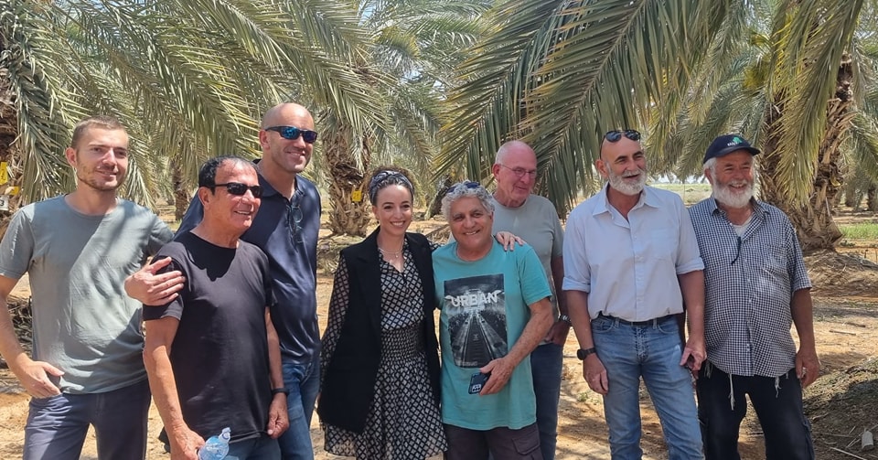 עובדי המו"פ , ראש המועצה ויו"ר הועדה החקלאית מצטלמים עם השרה סילמן במטע התמרים של המו"פ