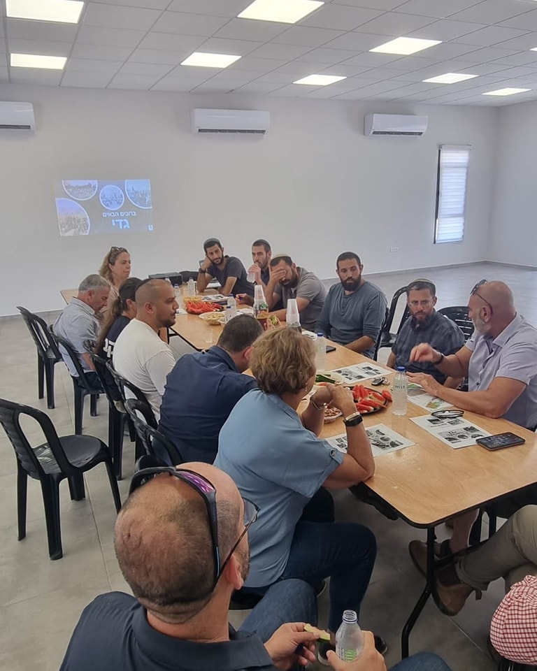 אנשי ראש המנהלת ואנשי המועצה יושבים מסביב לשולחן ודנים בנושאים