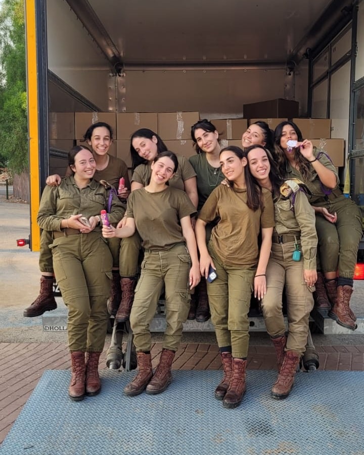 חיילות בארגז של משאית כשבפנים ארגזי המזון
