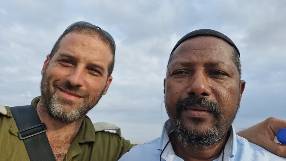 תושב שדמות מחולה דניאל רוזנפלד פוגש את אלמו הנהג , גם הוא משדמו מחולה