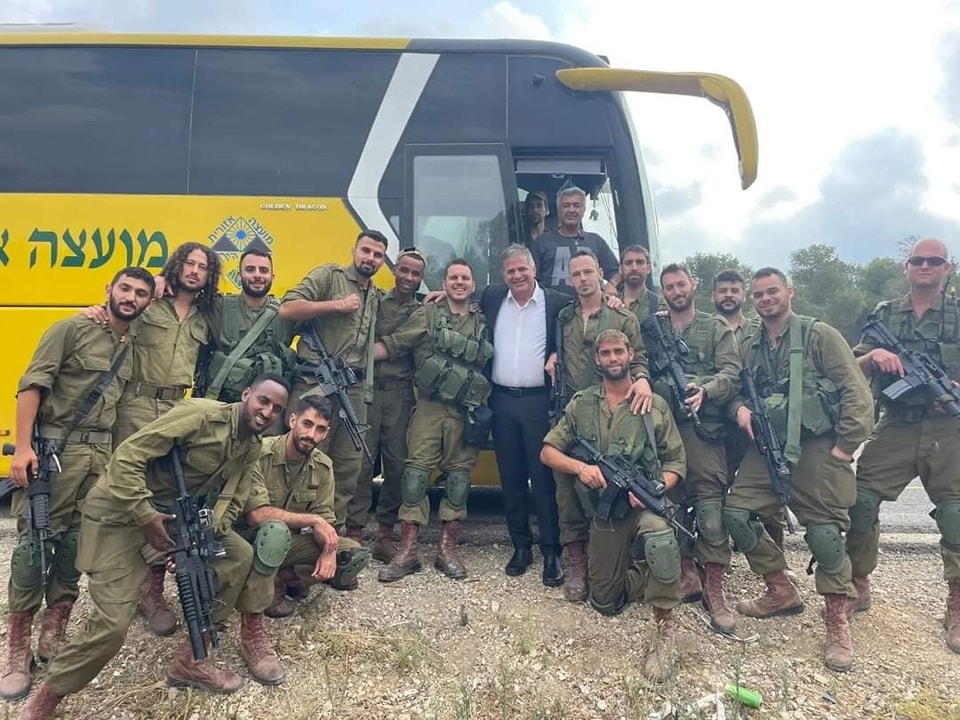 השר קיש עם חיילי גדוד 890 באוטובוס של המועצה