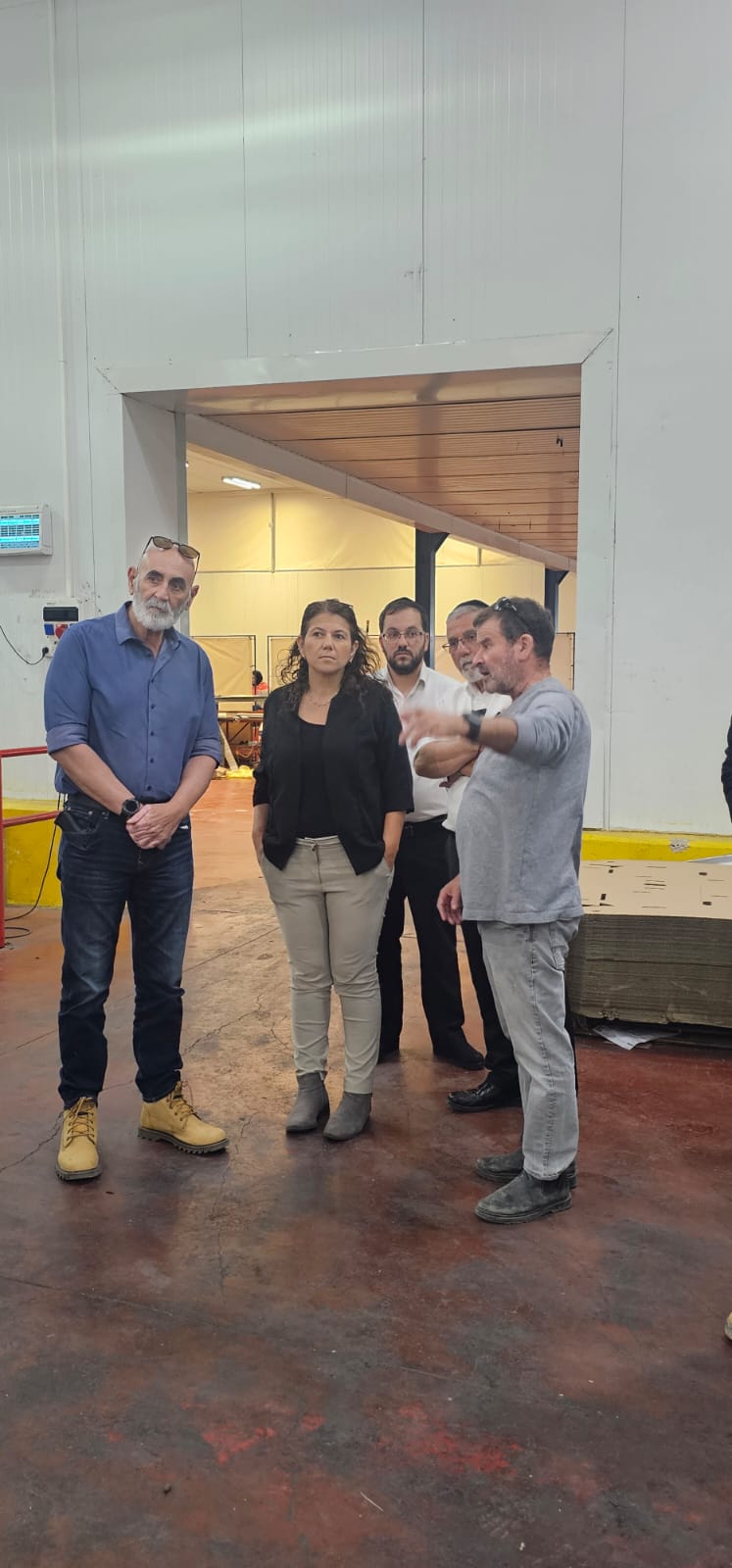 ראש המועצה ואנשי קק"ל שומעים הסבר ממנהל ביא"ר בגלגל.