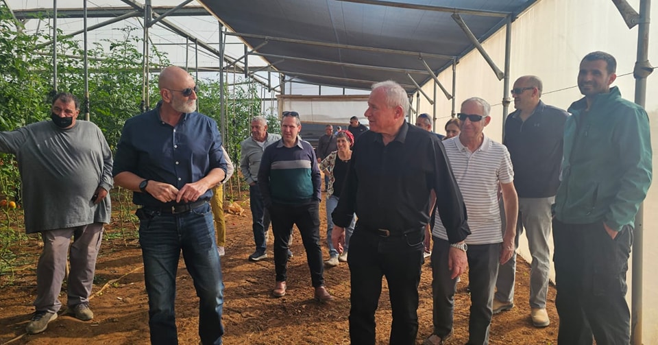 שר החקלאות ואנשי משרדו יחד עם ראש המועצה מבקרים בחממת עגבניות