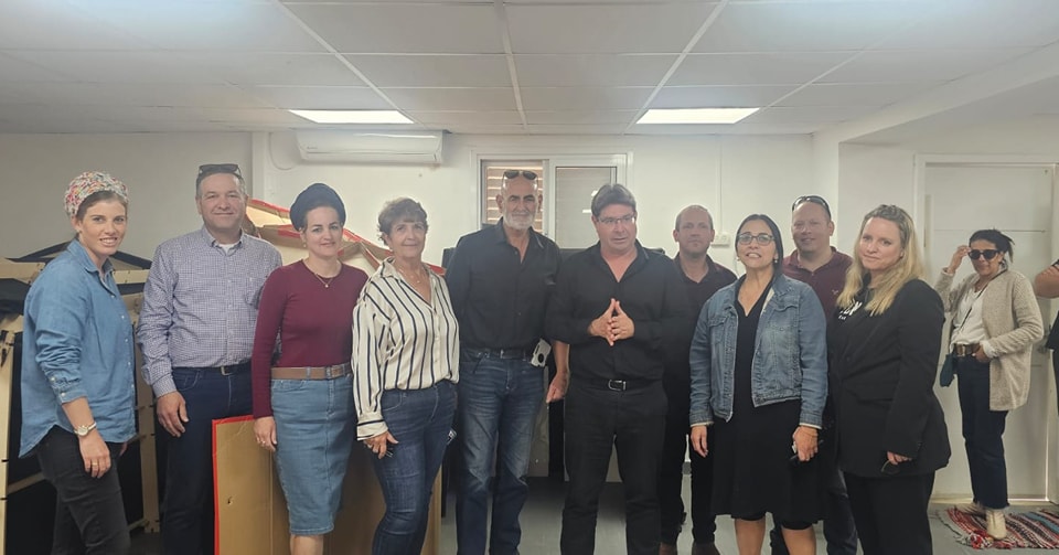 השר עם אנשי משרדו, ראש המועצה , מזכיר ועובדי אגף החינוך של המועצה 