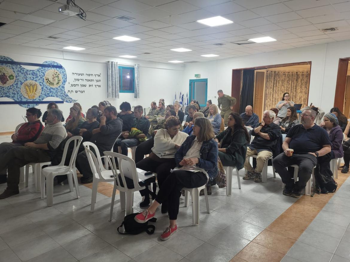 צוותי הצחי יושבים במועדון ומקשיב ים להרצאות