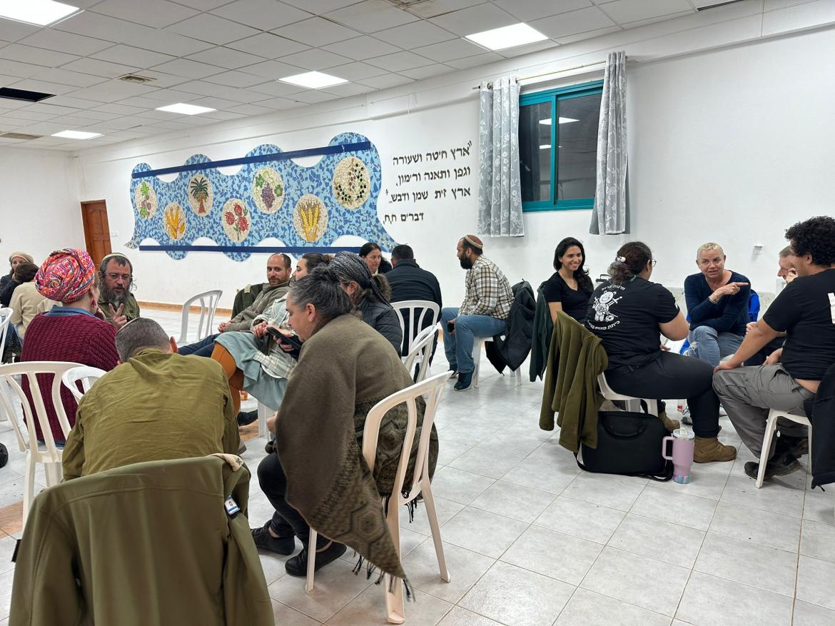 צוותי הצחי יושבים בקבוצות ומתרגלים