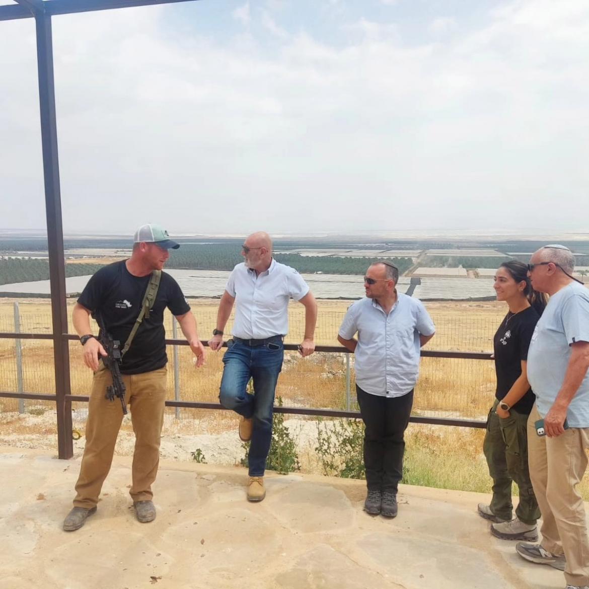 נוחי מנדל, ראש המועצה, קב"טית המועצה וקב"ט מ. יש"ע מקשיבים ליעקב פליישר מהשומר הצעיר כשעומדים במצפה החדש