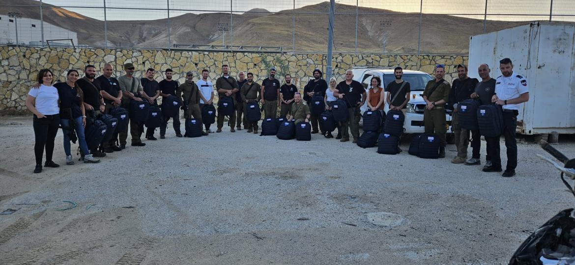 רבש"צים ואנשי מד"א עומדים בחצר ומצתלמים למזכרת
